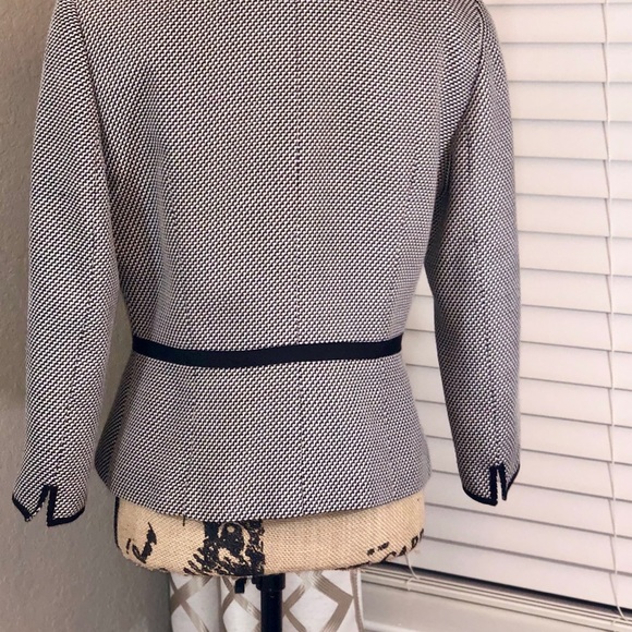 Tahari Black & White Blazer with black trim size 8 - Picture 7 of 8